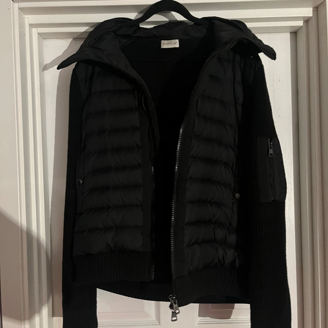 Svart Moncler pufferjacka med huva