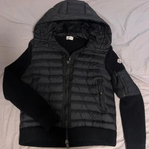 Moncler cardigan  - INGA BYTEN—Moncler cardigan i storlek M men passar även S—- NFC tag funkar— perfekt inför vintern ❄️ 