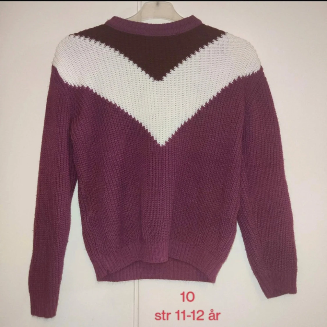 Lila stickad tröja med vitt mönster
