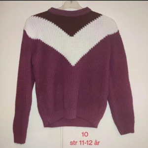 Lila stickad tröja med vitt mönster - Denna stickade tröjan är i barn strl 11-12 år men skulle också funka 13 år. Jätte fin nu när det är kallt ute🤍❄️. Tröjan har lång ärm och ribbade muddar vid ärmslut och nederkant. 