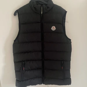 Moncler väst - Säljer då den inte används 