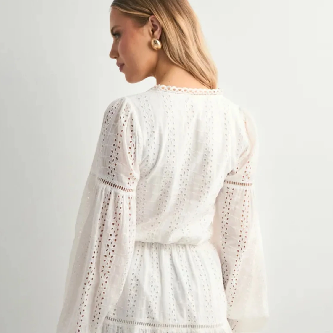 Vit kort klänning med spetsdetaljer - 1