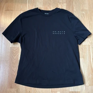 axel arigato t-tshirt  - En superfin axel arigato t-shirt!!! Från herr-kollektionen men passar på alla :)