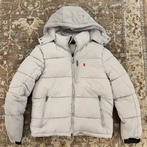 Helt ny polo jacka  - Helt ny polo jacka i ljus grå Snabbaffär pris sänks storlek s/m