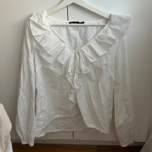 Vit blus  - Säljer denna vita blusen från lager157 som är använd fåtal gånger ❣️❣️