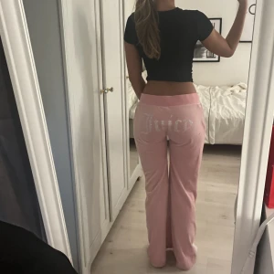 Juicy byxor - Säljer dessa byxor från juicy couture. Tyvärr har dessa blivit för små för mig och säljer därför. Endast använda 1 gång