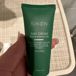 SKON Day Creme Repair Microbiome - Grön tub med SKON Day Creme Repair Microbiome, 30 ml. Oparfymerad dagkräm med Fensebiome-peptid, vitamin E och oljor som jojoba och solros. Stärker hudens barriär och förbättrar mikrobiomet. Passar normal, torr eller känslig hud.