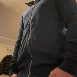 Stickad tröja  - Säljer denna stickad hel zip tröjan från Jack and Jones storlek small. Jag är 164 och väger 65 och den sitter ganska bra på mig