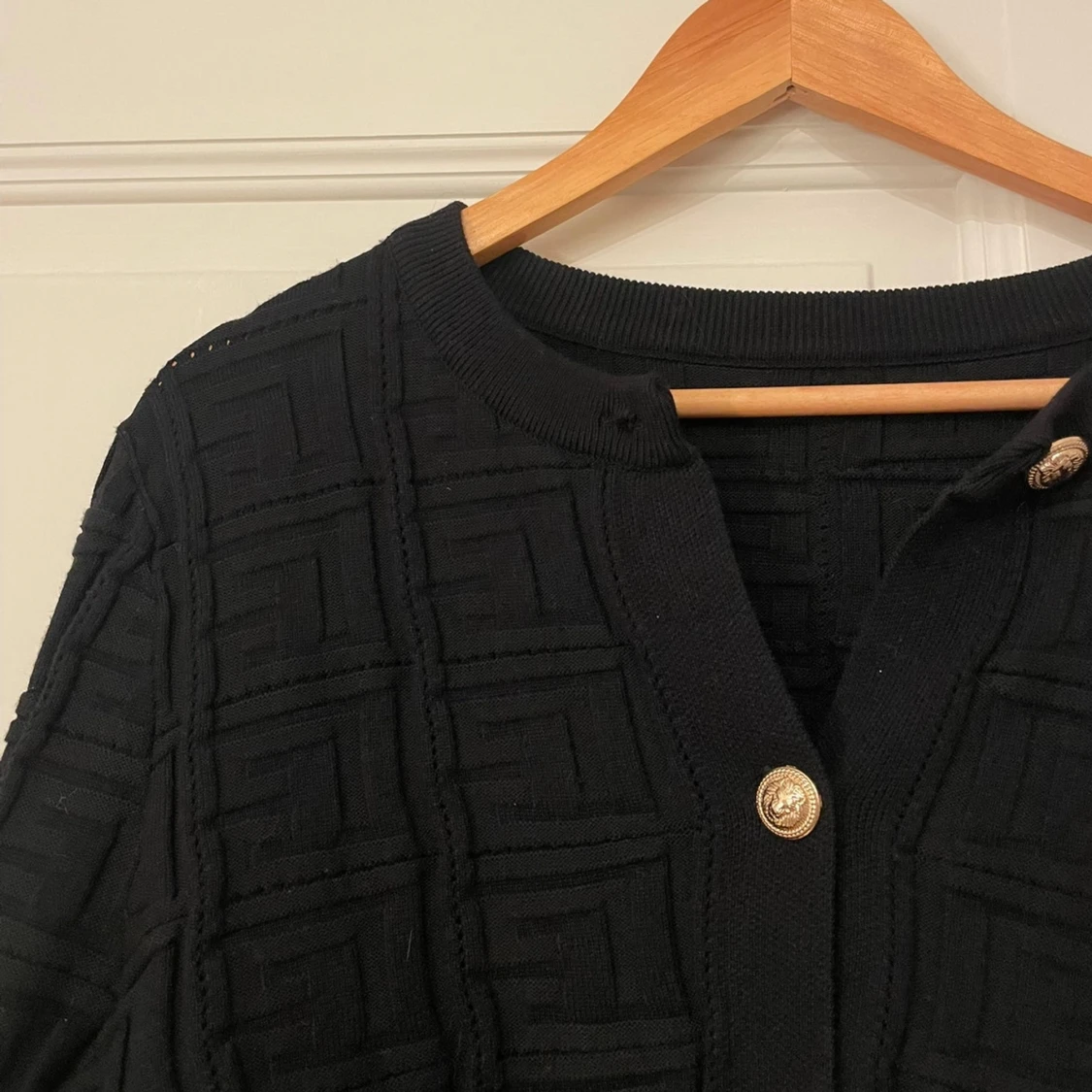 Svart kofta med guldknappar - 2