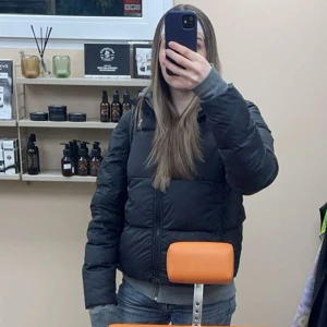 Svart pufferjacka från The North Face - Säljer en svart pufferjacka från The North Face i dammodell, storlek S. Jackan har hög krage, dragkedja framtill och två fickor med dragkedja. Klassisk boxig passform och diskret logga på bröstet. Perfekt för kalla dagar och riktigt snygg till jeans. Små fläckar som går bort i tvätten annars i superbra skick. Säljer då den ej passar