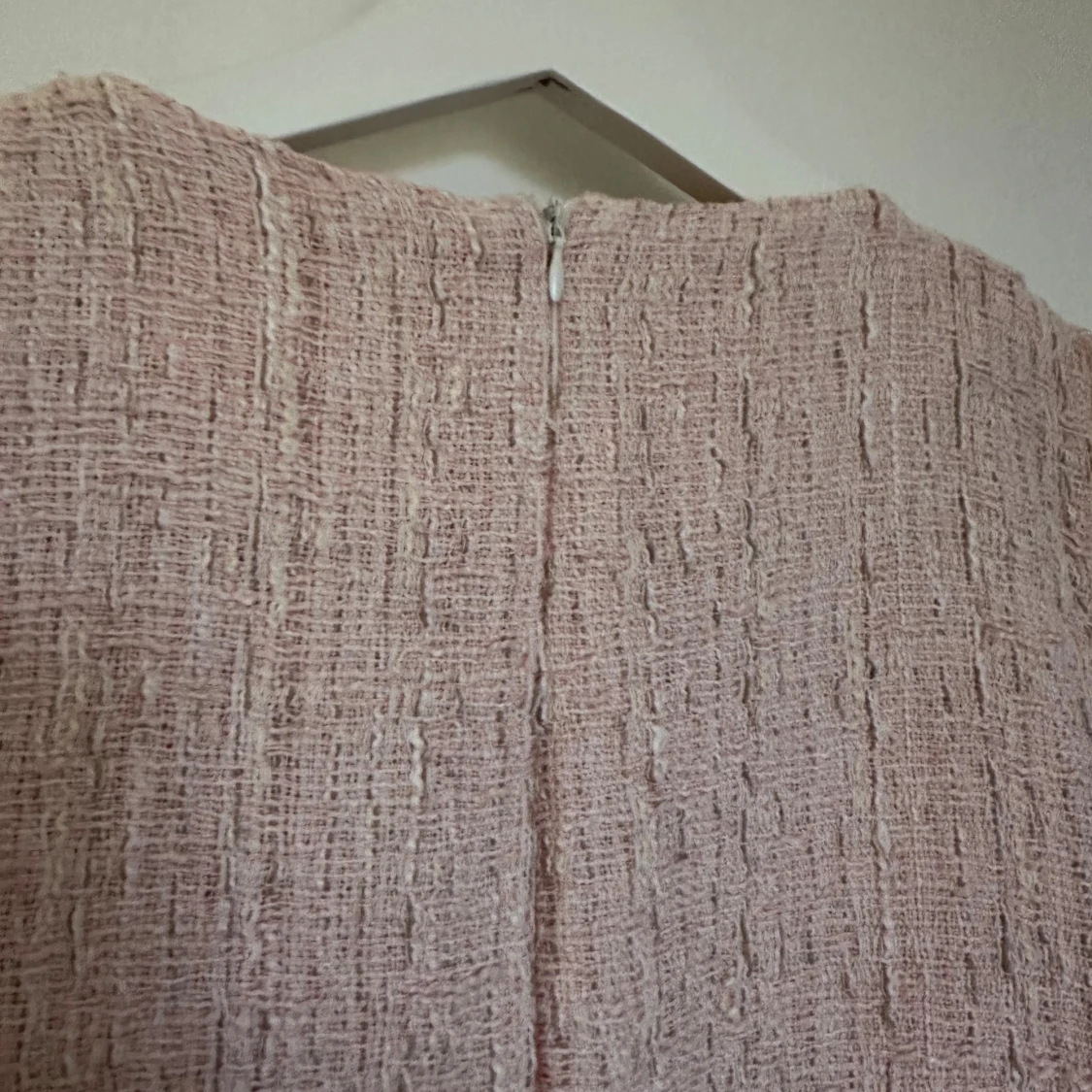 Ljusrosa kort klänning med pärlknappar