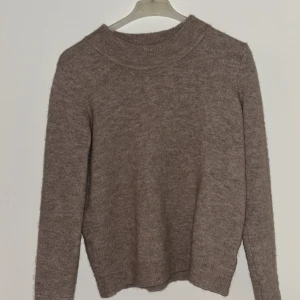 Beige stickad tröja Urban Pioneers - Mysig beige stickad tröja från Urban Pioneers med rund halsringning och långa ärmar. Tröjan har en enkel och stilren design, perfekt för lager-på-lager och chill dagar. Mjuk och skön känsla tack vare det stickade materialet. Helt ny och oanvänd 