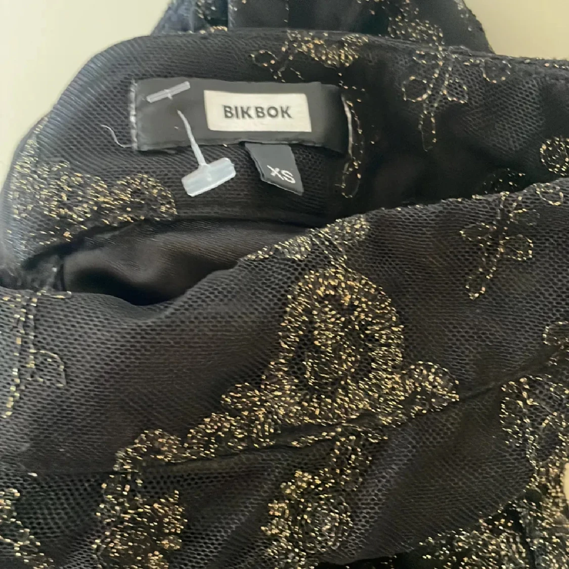 Svarta shorts med guldpaljetter - 4