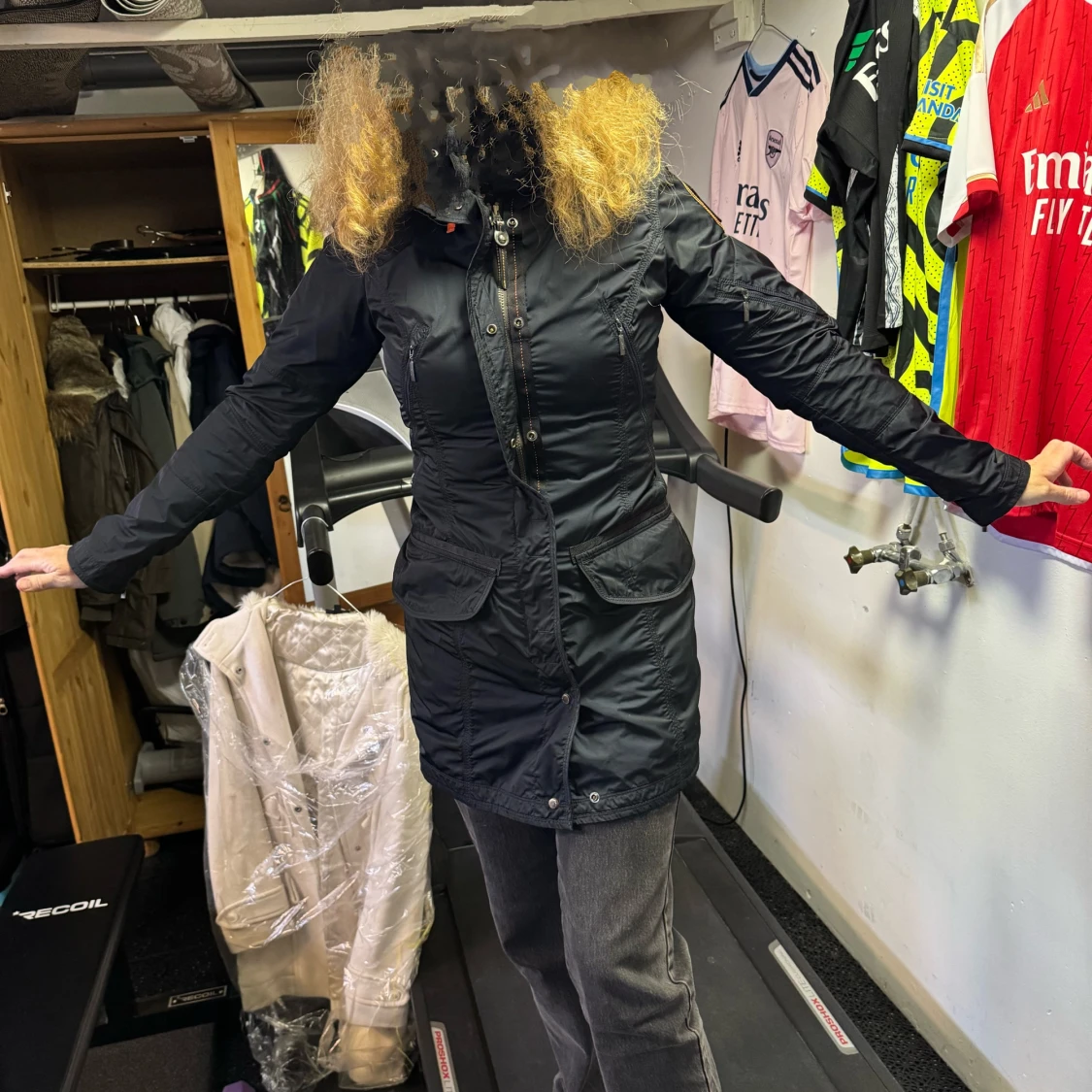 Svart parkajacka med dragkedja - 1