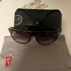 Rayban boyfriend - Tjo, säljer ett par rayban boyfriend solglasögon i ett toppen skick. Knappt använda, allt og finns och medföljs i köpet.