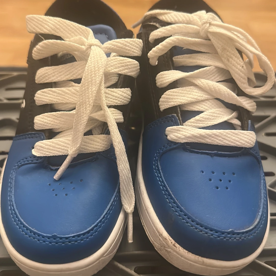 Sidewalk Sports blå svarta sneakers med hjul