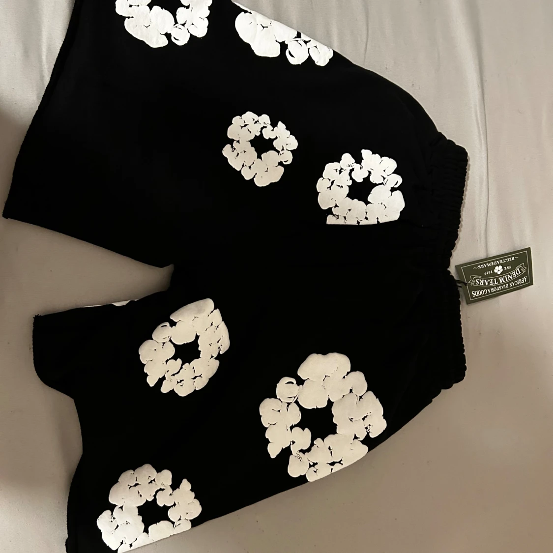 Svarta shorts med vita blommor - 1