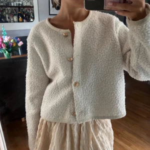 Kofta - Superfin kofta från Gina Tricot❤️ Den är i storleken L , men är mer som en S eller XS i passformen🤗 Använt väldigt sparsamt och få gånger, så är i princip i nyskick🥰