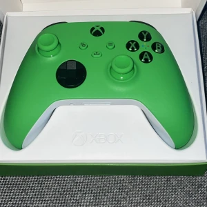 Xbox Wireless Controller (Green Edition) - Snygg grön Xbox trådlös handkontroll i nyskick, levereras i originalförpackning. Kompatibel med Xbox Series X/S, Xbox One, Windows 10/11, Android och iOS via Bluetooth. Inga synliga defekter eller slitage, perfekt för gaming och samling.