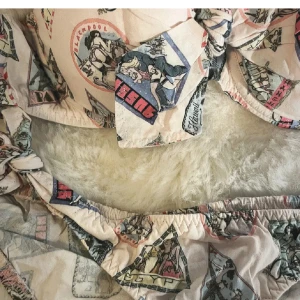 Agent Provocateur set med retrotryck - Supersöt bikini/ underkläder från Agent Provocateur med unikt retroinspirerat tryck i pastelliga färger. Överdelen har knyt fram och byxorna har knyt i sidorna. Endast provad, under delen är i storlek 1 (ca xs) och överdelen i 75a 💕