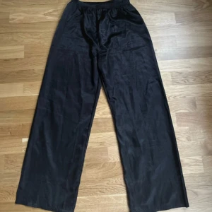 Svarta silkes byxor  - Svarta oanvända silkesbyxor i strl M/L. Mycket bra skick!