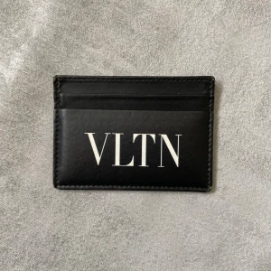 Svart valentino garavani korthållare  - Säljer en fet Valentino korthållare |  skicket på korthållare är 8/10 | ny pris 2000: mitt pris är 799| skriv vid frågor och funderingar  