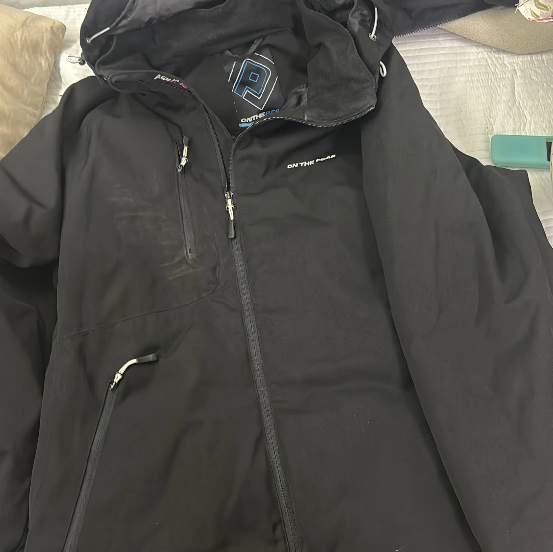 Svart vindjacka från On The Peak