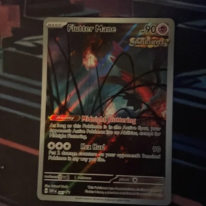 Flutter Mane - Cool och eftertraktad Pokémonkort från Scarlet & Violet-serien! Flutter Mane har snyggt holo-tryck och unika attacker som Midnight Fluttering och Hex Hurl. Perfekt för samlare och unga Pokémon-fans som vill utöka sin kortlek med något speciellt. Den kommer även med ett sånt plast skydd runt om så inget blir skadas inga repor eller något precis som nytt skick hör av er för frågor svarar på allt