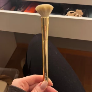 Ansiktsborste BeautyAct - Använder inte längre, därför säljer jag den. Perfekt till foundation, contour, blush m.m. Hör gärna av dig vid frågor. Priset kan diskuteras❤️