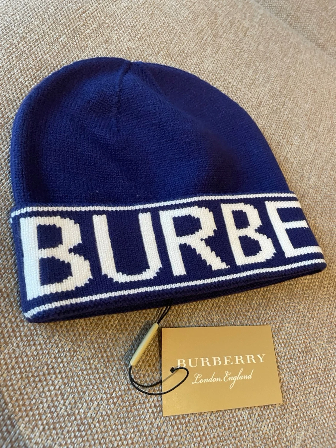 Blå stickad Burberry mössa