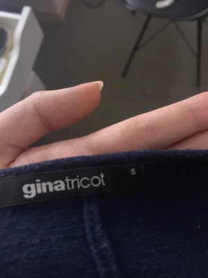 Mörkblå kofta från Gina Tricot - Mysig mörkblå kofta från Gina Tricot i storlek S. Koftan har rund halsringning, långa ärmar och knäppning framtill med små knappar. 