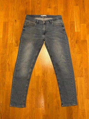 ZARA Jeans - Straight/Slim Zara Jeans. Väl använda men i väldigt fint skick. Var inte rädd att fråga om det är något du undrar. 😁