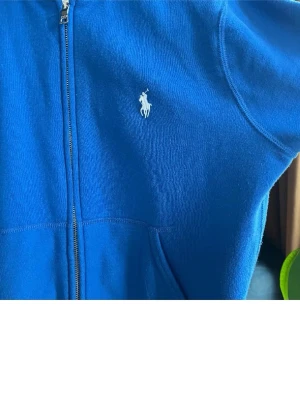 Polo Ralph Lauren Hoodie - Skick: 8/10! Säljer en superfin blå Polo Ralph Lauren hoodie. Passar till allt! Ralph Lauren är  små i storlekarna så sitter som M!!