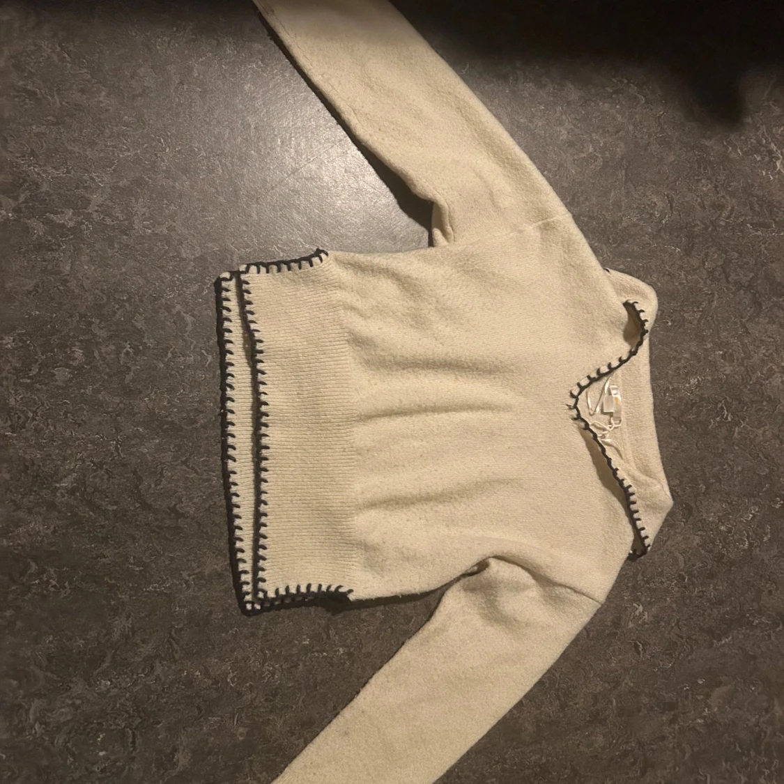 Beige stickad tröja med svart kant