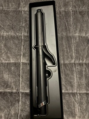 ghd Curve Tong Classic Curl locktång - Säljer en svart ghd Curve Tong Classic Curl locktång med rundad cylinder och klämma. Perfekt för att skapa snygga, klassiska lockar. Ultra-zone teknologi för jämn värme. Ergonomisk design med metall- och plastdetaljer. Levereras i originalförpackning. Nypris 2099 