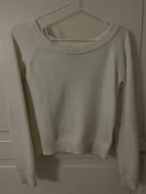 Vit stickad tröja med rundat halshål - Säljer en vit stickad tröja med rundat halshål från new yorker i storlek s. (Ganska liten i storlek) Har andvänt 2-3 gånger.