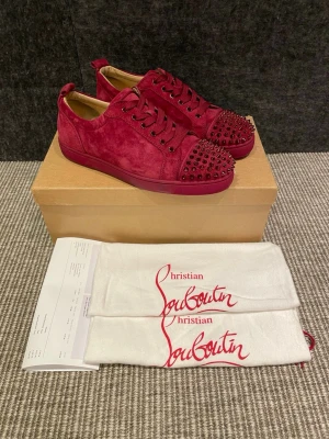 Christian Louboutin skor  - Hej! Säljer nu dessa nästan nya Louboutin skor. Skorna är super rare och knappt använda. Nypris 8500kr! Hör av dig vid frågor 