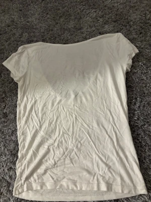 Vit t-shirt från lager 157, storlek S - En enkel vit t-shirt från 157 med rundad, djup halsringning och korta ärmar. Modellen är klassisk och passar perfekt till jeans eller shorts. Tröjan har en tajt passform med en öppen rygg.💕