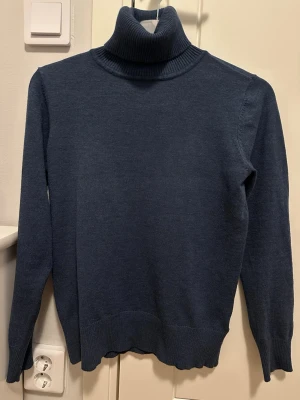 Mörkblå polotröja  - Snygg mörkblå polotröja från saint tropez med ribbad krage och långa ärmar. Tröjan har en klassisk, enkel design och är tillverkad i mjukt material som känns skönt mot huden. Perfekt för lager-på-lager och passar till jeans eller kjol.