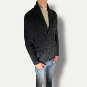 Kabelstickad Cardigan  - Nu säljer vi en stickad cardigan i absolut bästa skick! Tveka inte på att höra av dig vid minsta fundering!☝️🦸🏼‍♂️