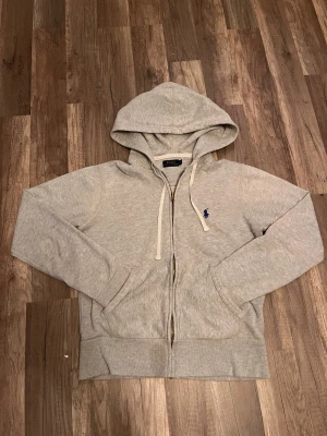 Fin ralphlauren tröja instorlek M - Hej Säljer nu denna fina ziphodie i fint skick, säljes då den nu är förliten för mig. Passar perfekt till i julklapp för er som vill spara lite pengar! Tröjan är i storlek M lite lite  mindre i storleken😃 