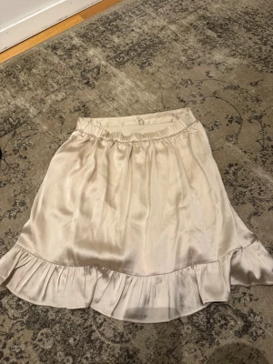 Super super bra kjolar för sommaren och annat  - 34-36,postnumret är 74192