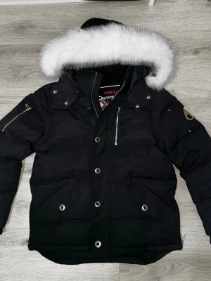 Svart Moose Knuckles Jacka 3Q - Helt ny Moose Knuckles Jacka med Taggarna kvar! NFC, och Moose Knuckles Påse tillkommer, Äkta rävpäls! Perfekt för vintern ❄️ 