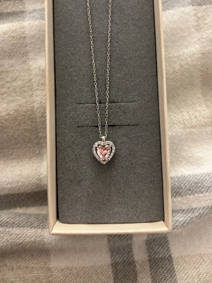 Äkta silverhals band - Säljer detta halsbandet då jag har börjat använda guld. Halsbandet är ej från pandora men det är äkta silver. Helt nytt.