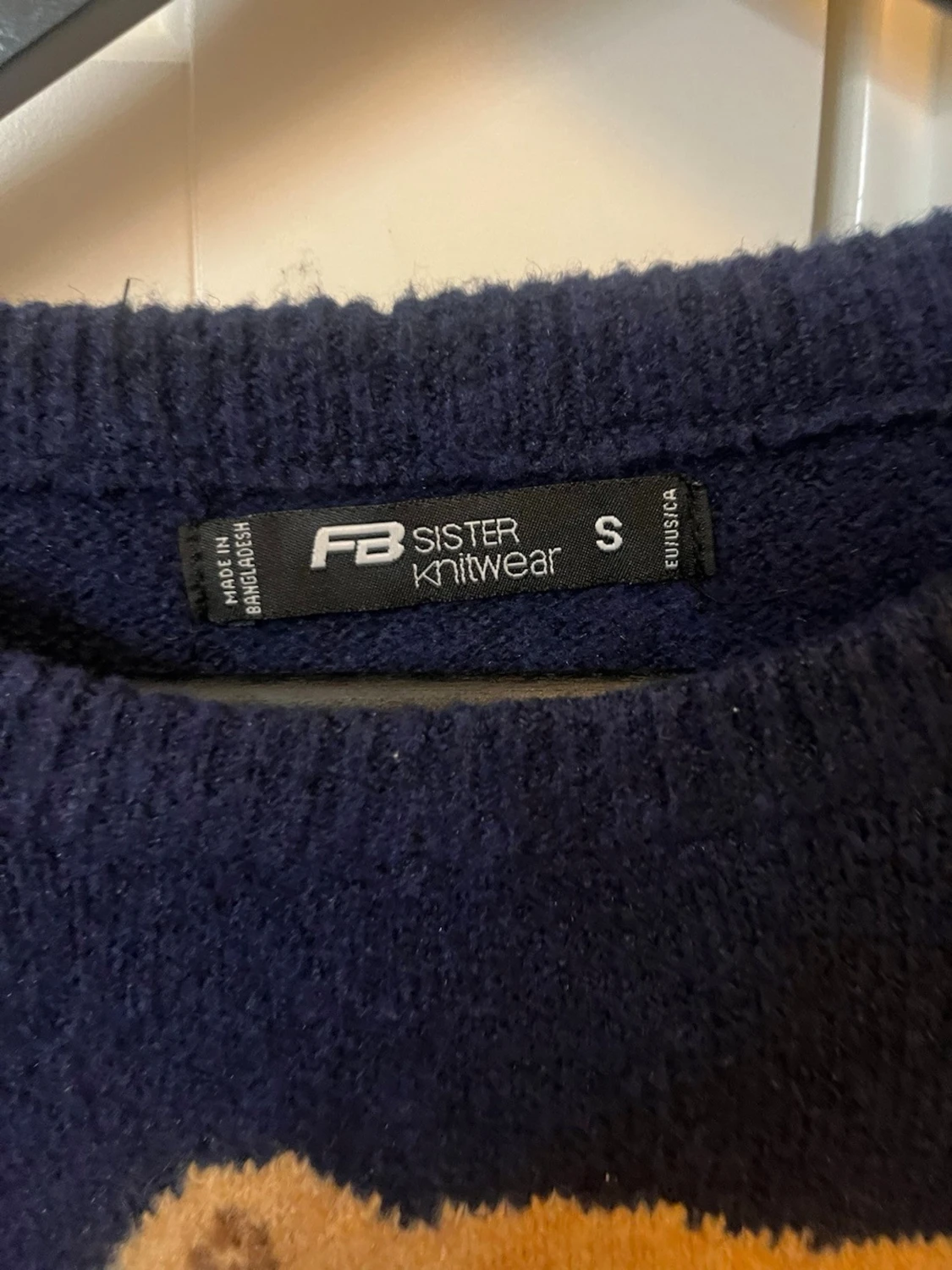 Mörkblå stickad tröja med nalle - 1