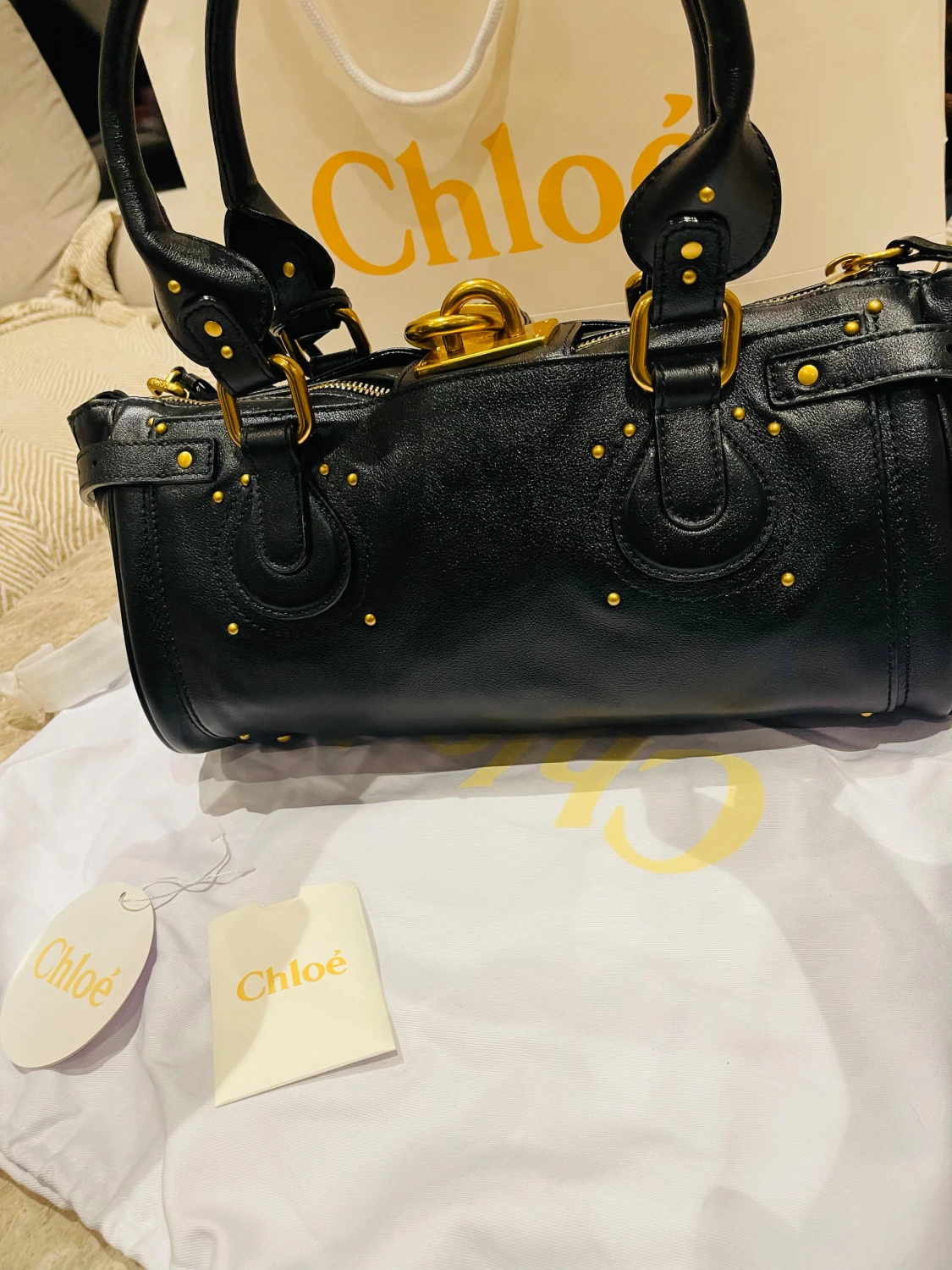 Svart handväska från Chloé med gulddetaljer - 2