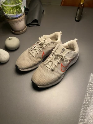 Nike skor - Säljer nu dessa Nike löparskorna i st 43 bara höra av dig vid frågor eller funderingar och pris kan absolut diskuteras.