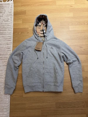 Burberry Zip-Hoodie (NY) - Helt ny Burberry Zip-Hoodie i storlek medium. Riktigt skönt bekvämt material🙂