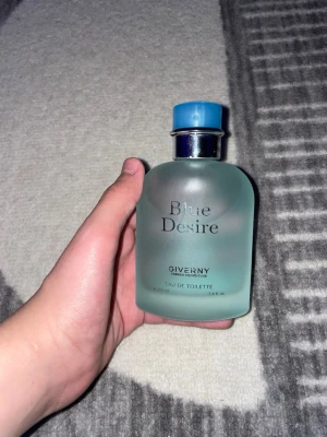 Blue Desire Eau de Toilette - Fräsch och modern Eau de Toilette från Giverny French Privee Club. Volymen är 100 ml, perfekt för dig som vill ha en stilren och ungdomlig parfym i din samling. Finns ungefär 90ml kvar. Kan mötas i Göteborg 