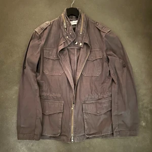 Fieldjacket - Tja. Säljer denna Fieldjacket från Martin Asbjørn och köptes för 3499 kr. Storlek M. Extremt fint skick, inga defekter alls. Tveka inte på att ställa frågor! 🙌